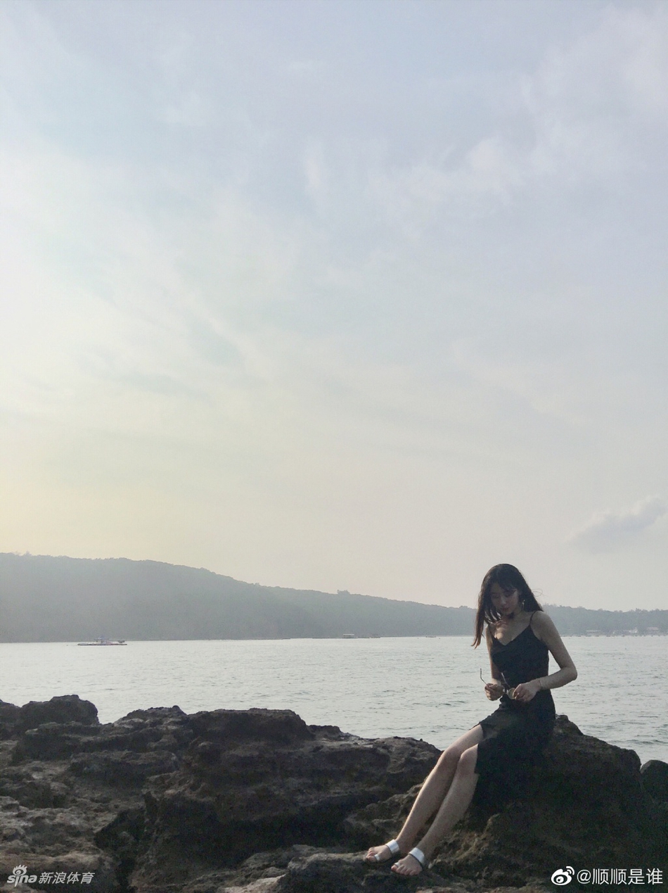 篮球小姐姐带你感受夏日的清凉!