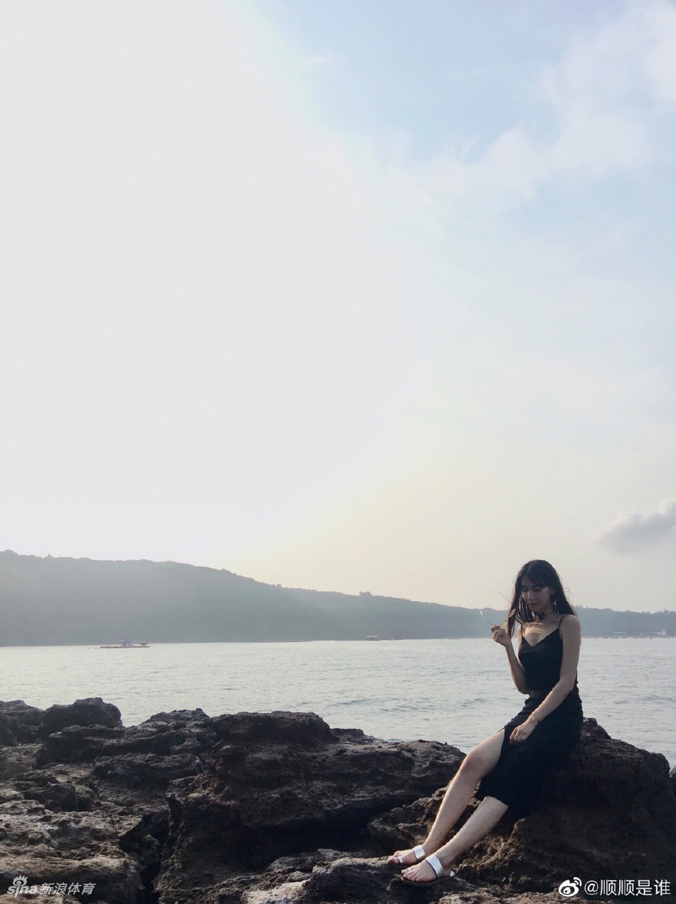 篮球小姐姐带你感受夏日的清凉!