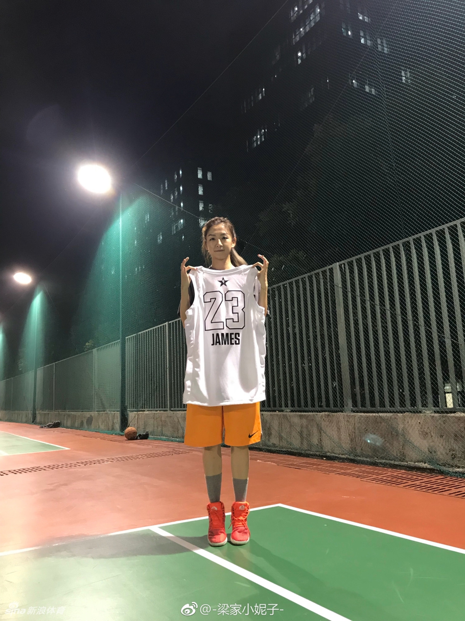 球技最好的学霸姐姐 想跟她打球!