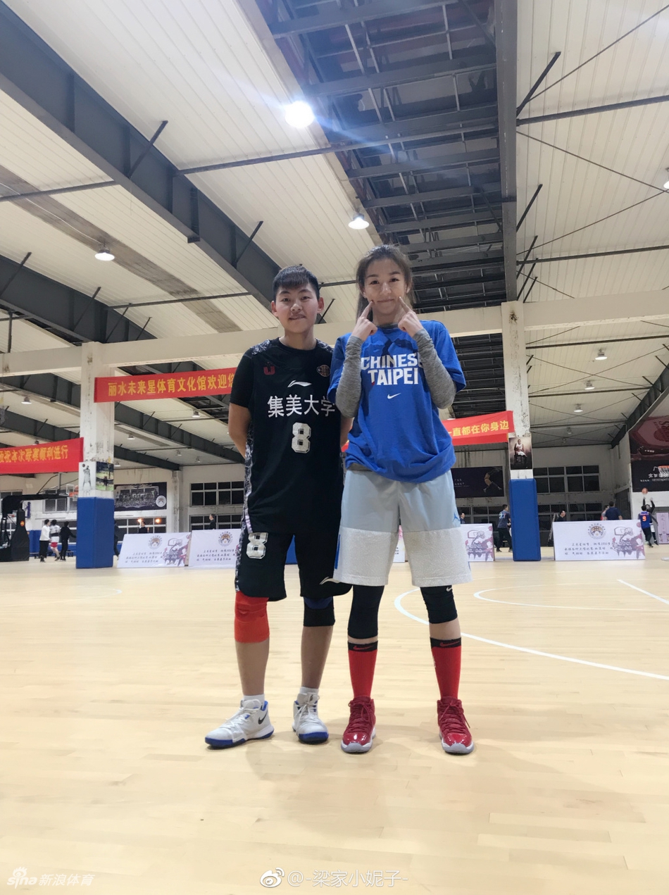 球技最好的学霸姐姐 想跟她打球!