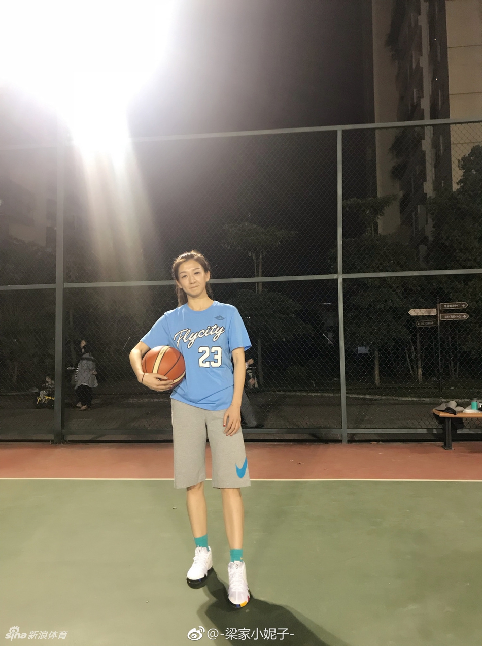 球技最好的学霸姐姐 想跟她打球!