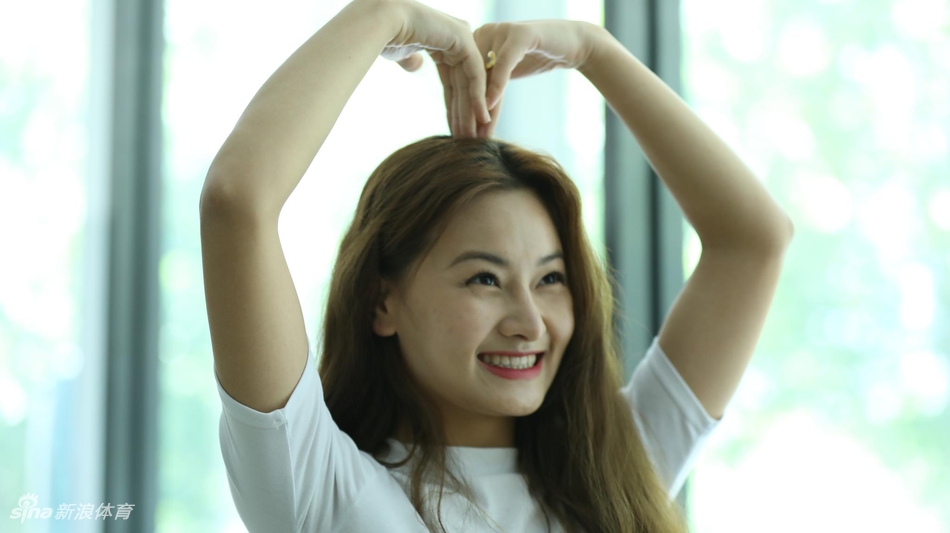 高颜值!女神啦啦队做客新浪