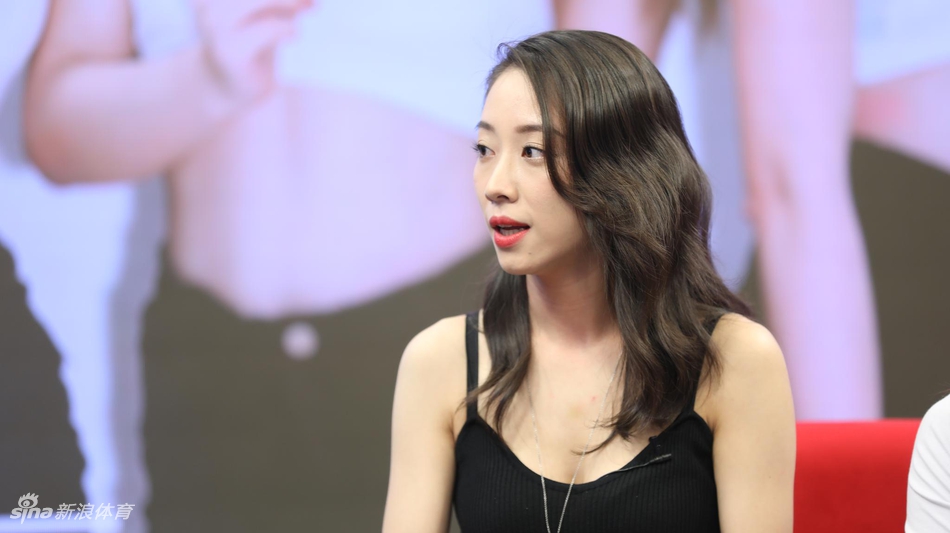 高颜值!女神啦啦队做客新浪