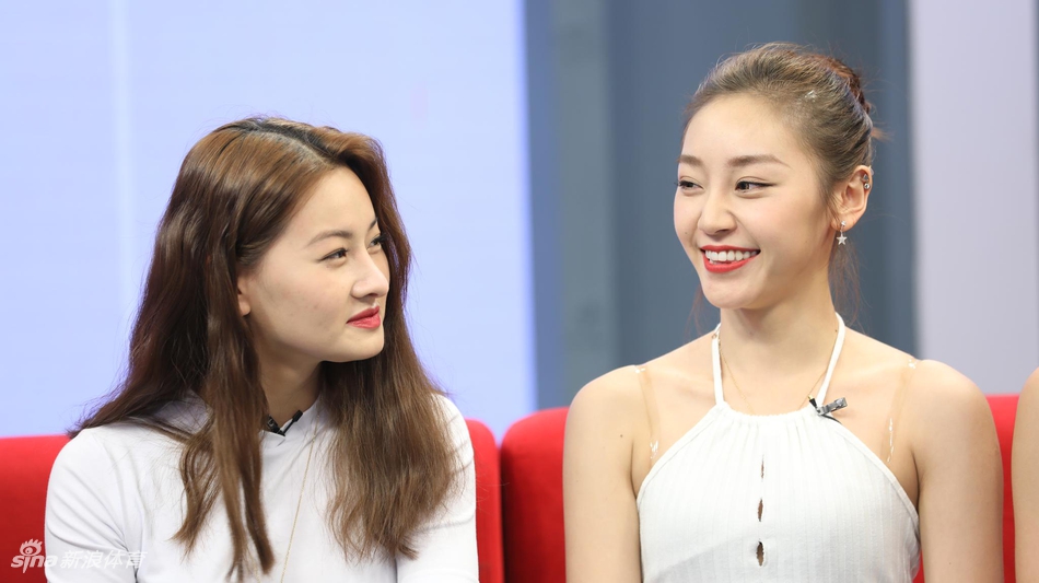 高颜值!女神啦啦队做客新浪