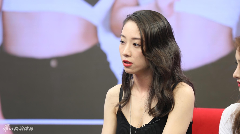 高颜值!女神啦啦队做客新浪