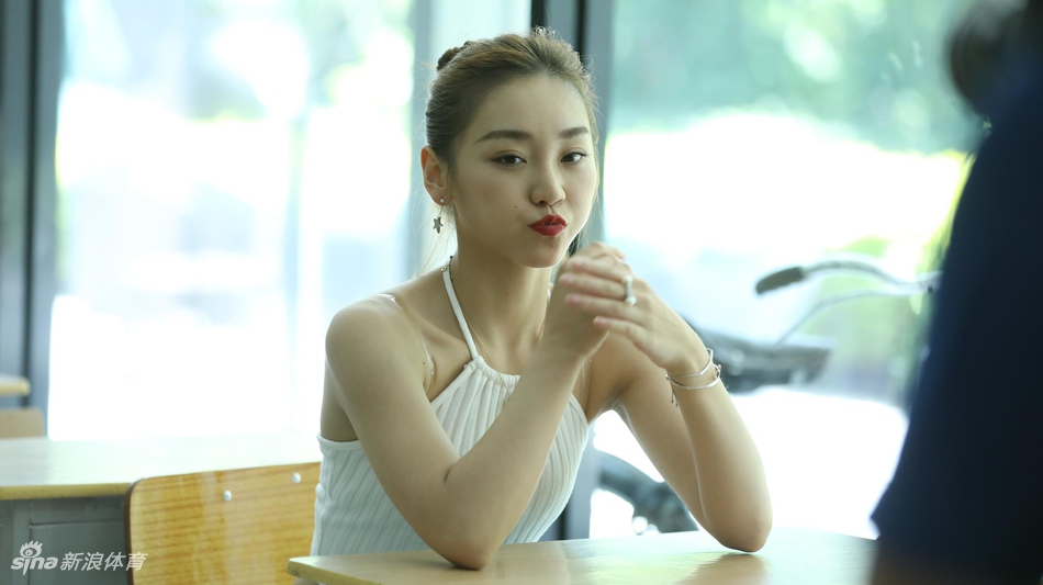 高颜值!女神啦啦队做客新浪