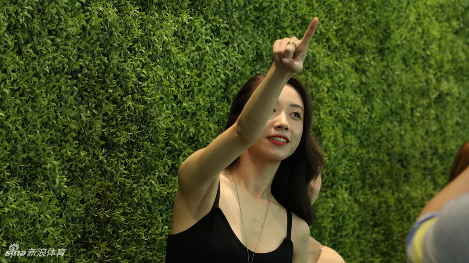 高颜值!女神啦啦队做客新浪