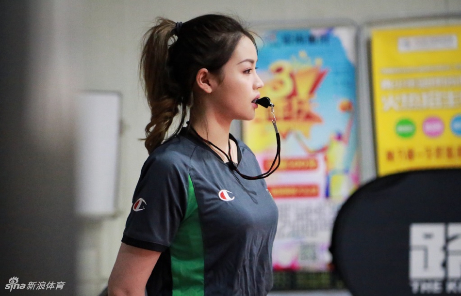 喜提浓眉!湖人球迷女裁判晒美照