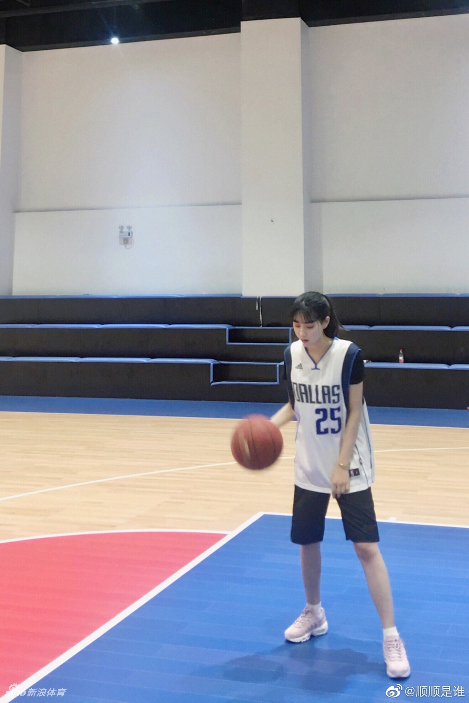 篮球小姐姐带你感受夏日的清凉!