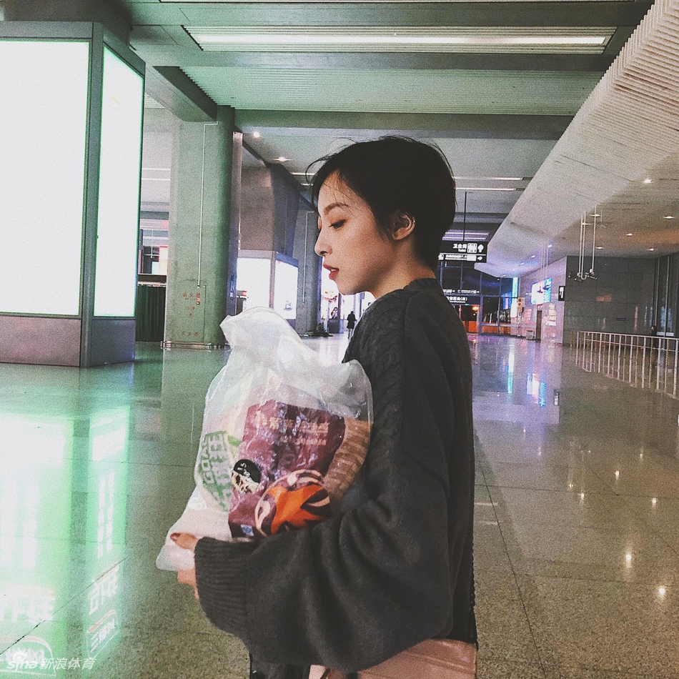 性感娇蛮还是短发!她的眼神会看醉