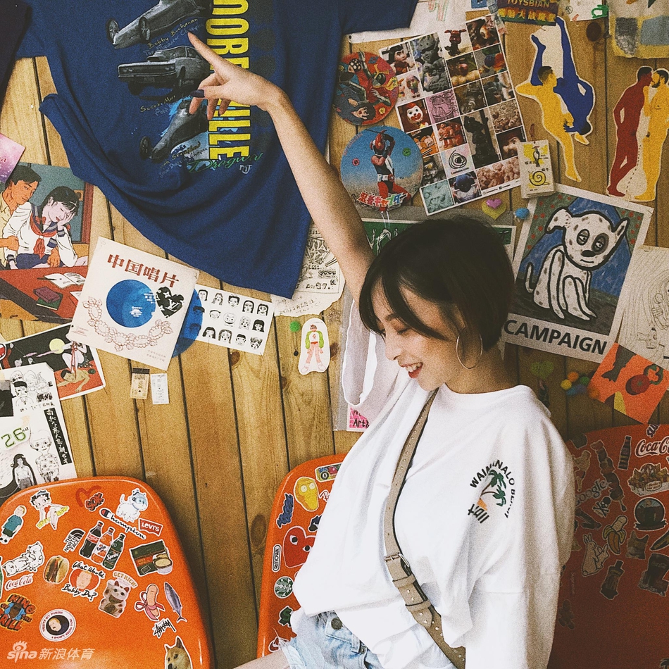 性感娇蛮还是短发!她的眼神会看醉