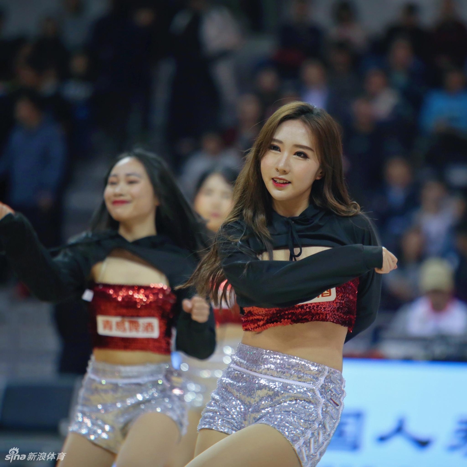 科比小迷妹！她可爱又肉感十足