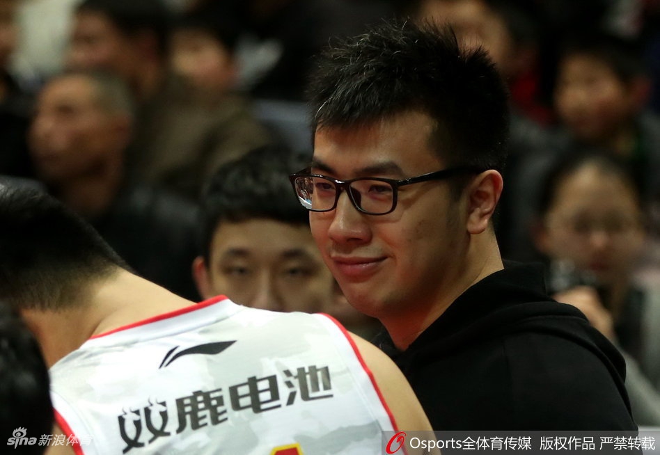 邹雨宸在场边与队友击掌致意