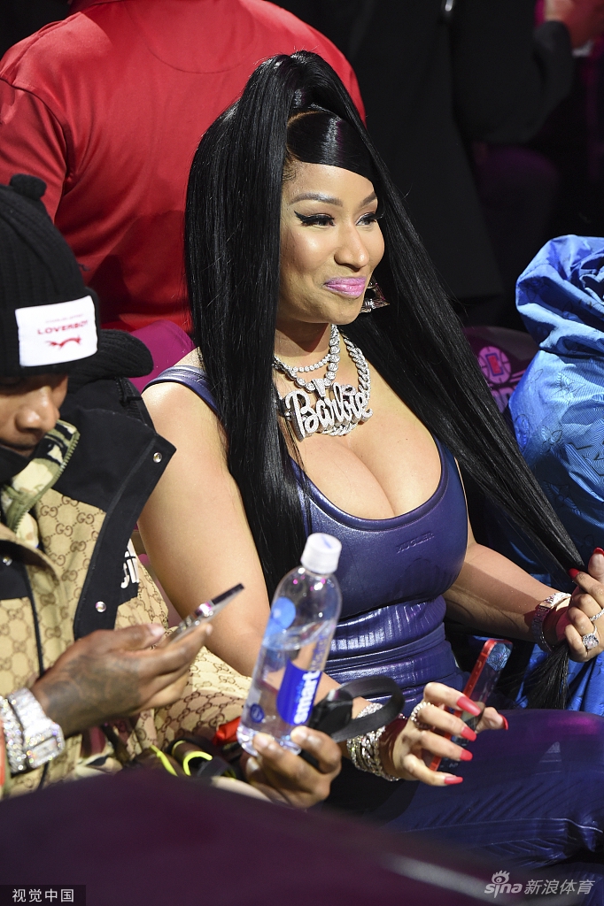 嘻哈女歌手米娜吉观战洛杉矶德比