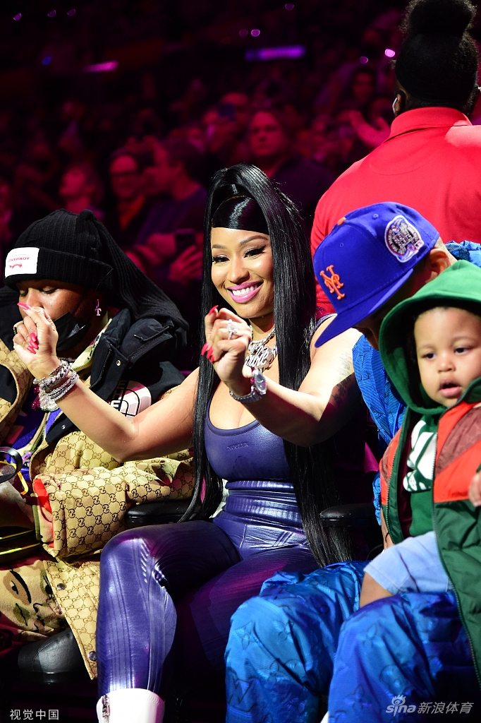 嘻哈女歌手米娜吉观战洛杉矶德比
