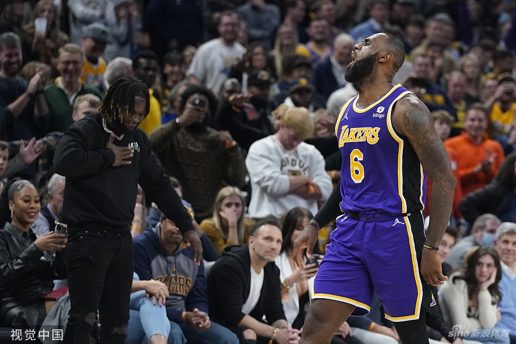 久违的霸王步！詹姆斯进球庆祝舞姿很销魂