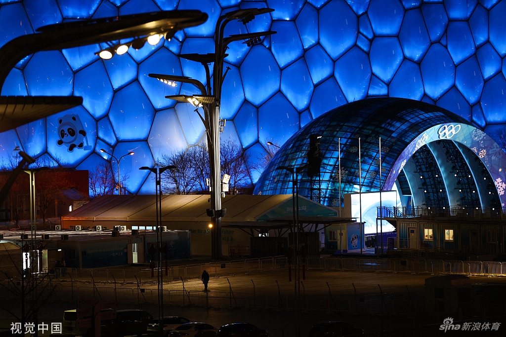 鸟巢水立方点亮夜景灯光迎接冬奥