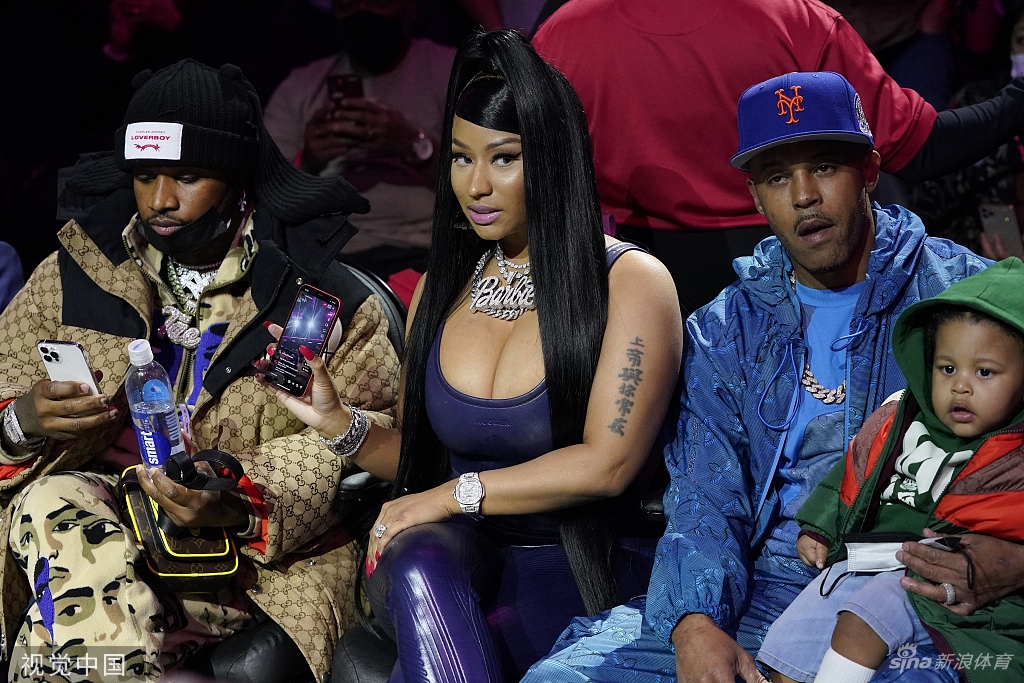 嘻哈女歌手米娜吉观战洛杉矶德比