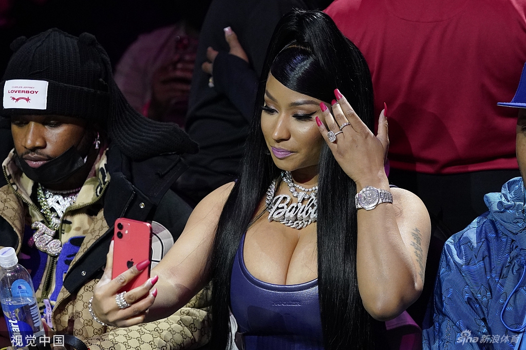 嘻哈女歌手米娜吉观战洛杉矶德比