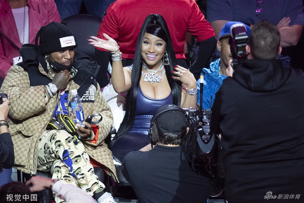 嘻哈女歌手米娜吉观战洛杉矶德比