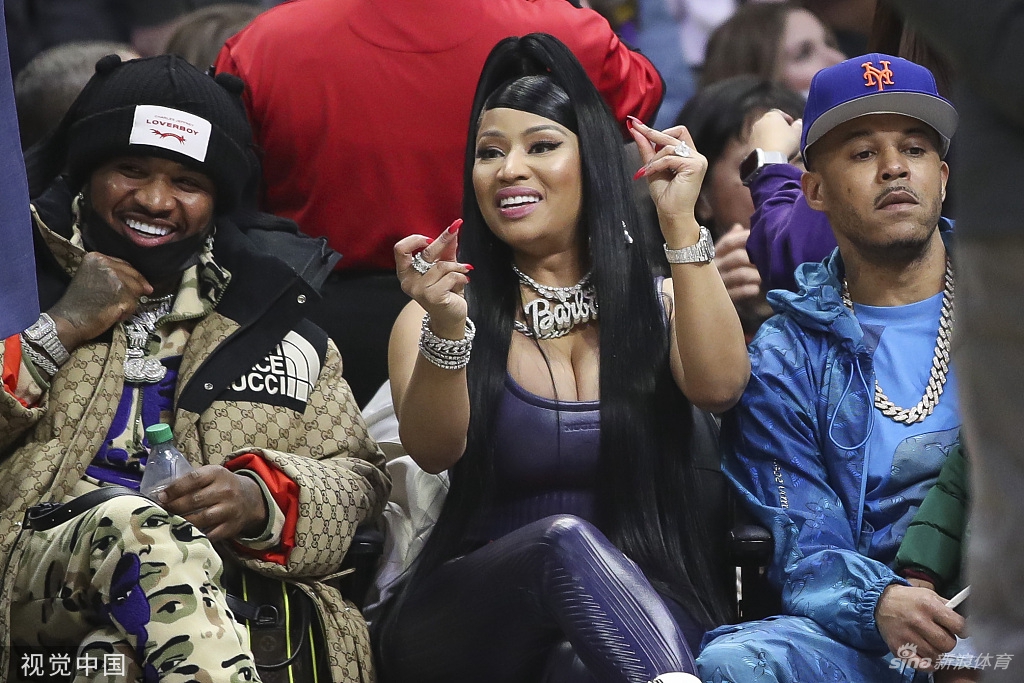 嘻哈女歌手米娜吉观战洛杉矶德比