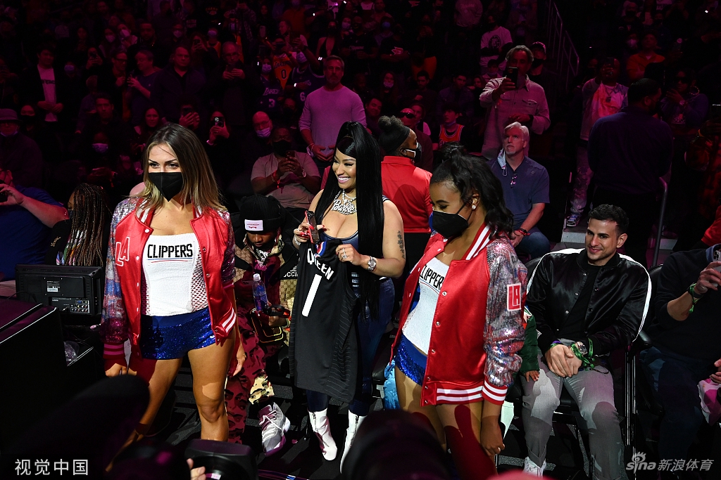 嘻哈女歌手米娜吉观战洛杉矶德比