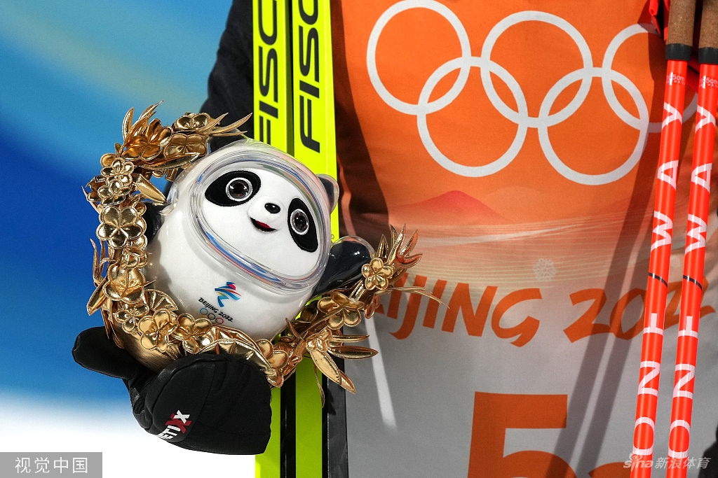北京冬奥吉祥物冰墩墩火爆引追捧