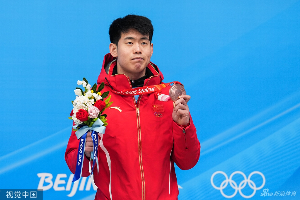 男子钢架雪车闫文港获得铜牌 殷正第五