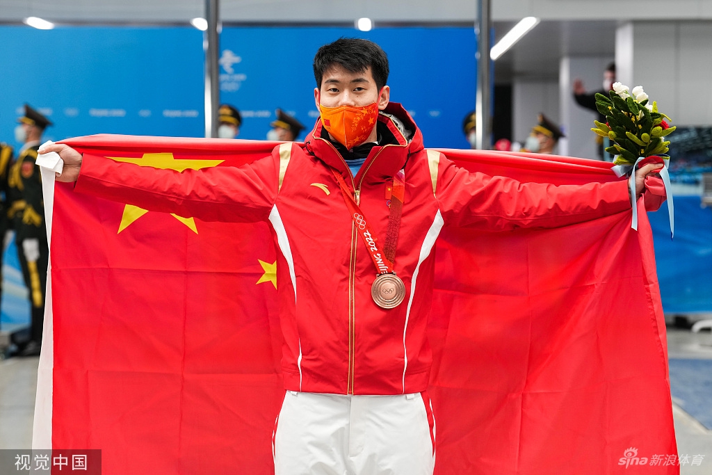男子钢架雪车闫文港获得铜牌 殷正第五