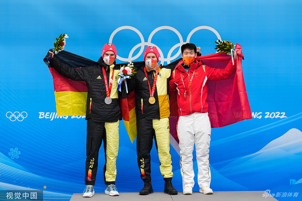 男子钢架雪车闫文港获得铜牌 殷正第五