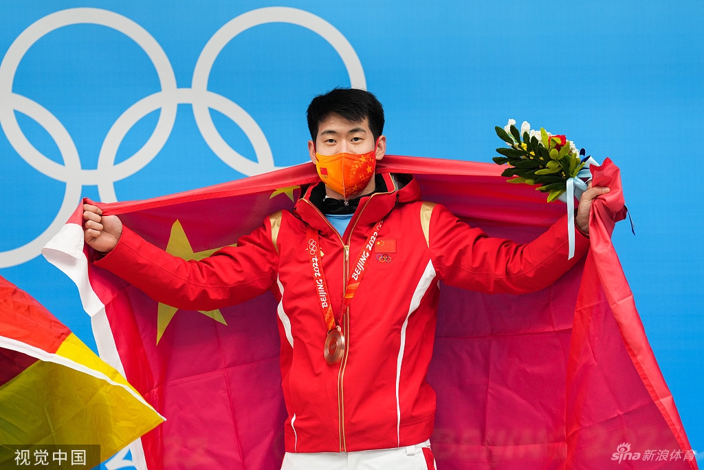男子钢架雪车闫文港获得铜牌 殷正第五