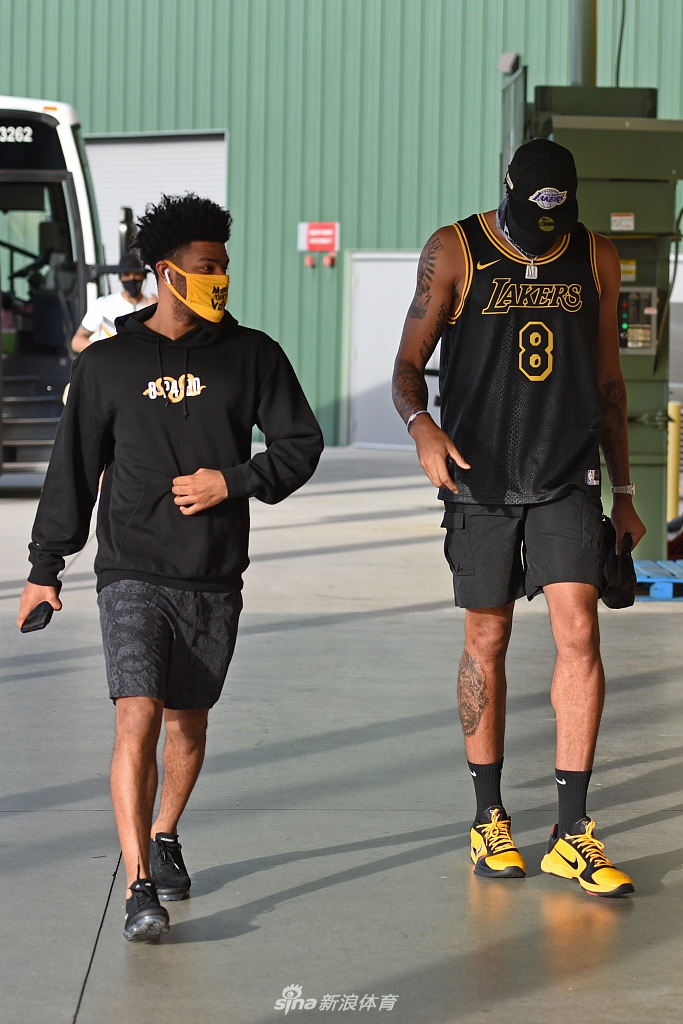 “科比日”詹姆斯领衔穿8号球衣纪念传奇