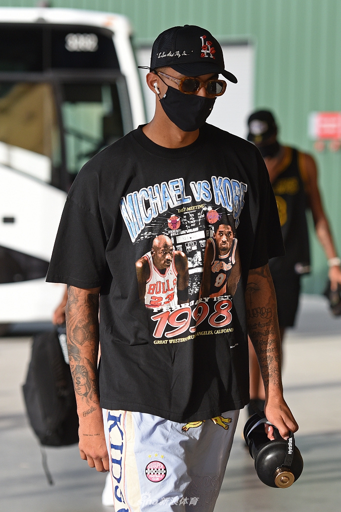 “科比日”詹姆斯领衔穿8号球衣纪念传奇