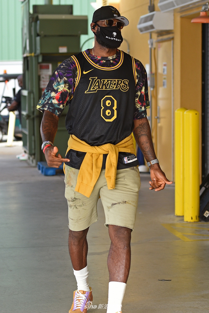 “科比日”詹姆斯领衔穿8号球衣纪念传奇