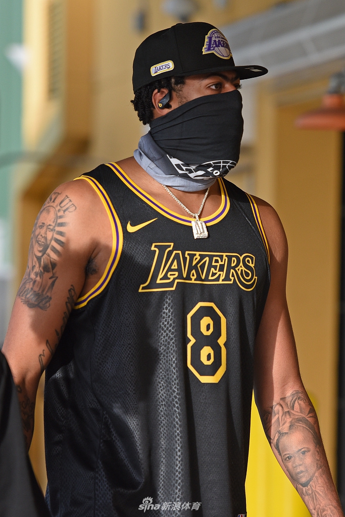 “科比日”詹姆斯领衔穿8号球衣纪念传奇