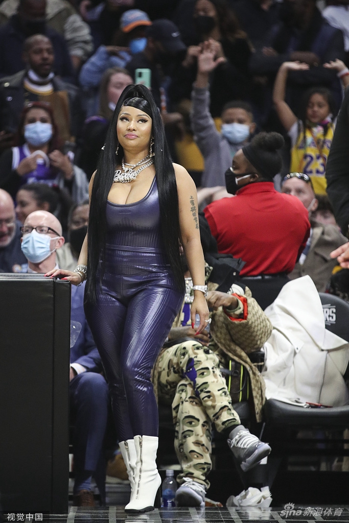 嘻哈女歌手米娜吉观战洛杉矶德比