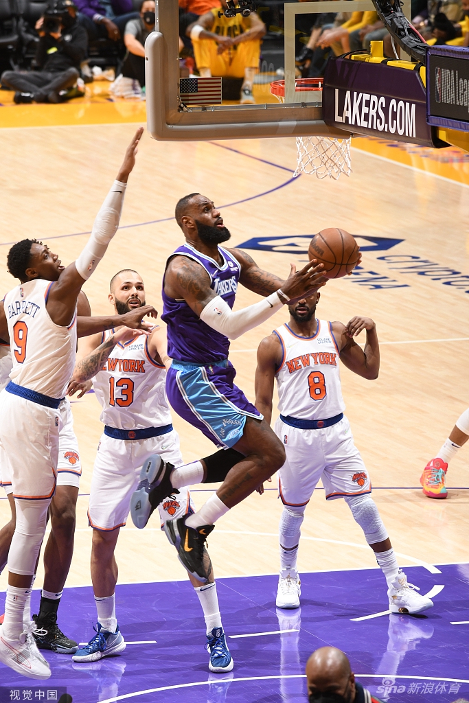 [NBA]尼克斯115-122湖人 詹皇复出砍三双