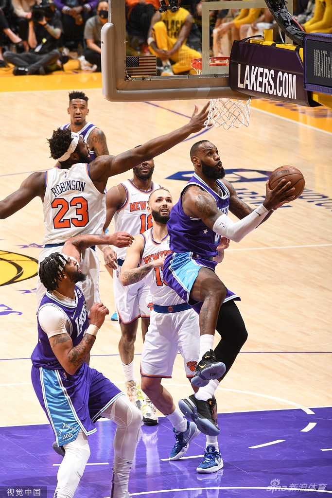 [NBA]尼克斯115-122湖人 詹皇复出砍三双