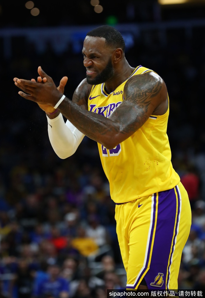 詹姆斯鼓励队友