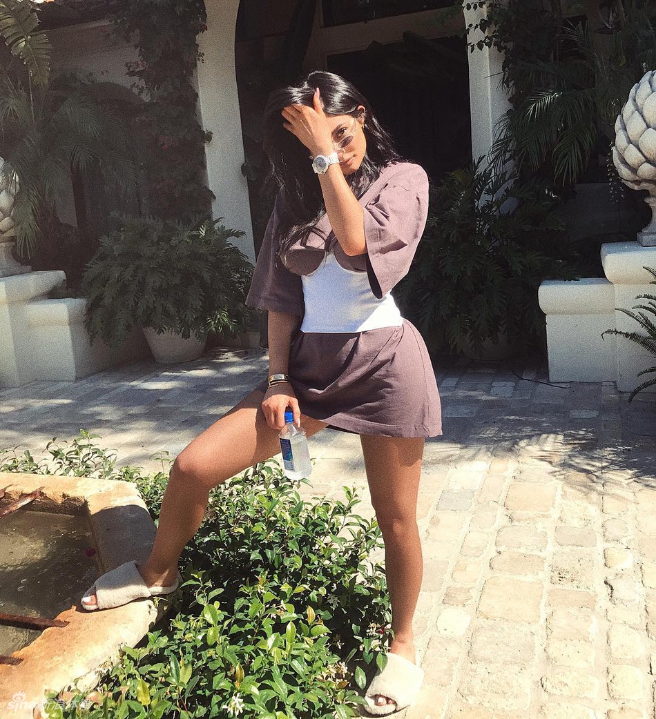 詹小妹新照迷人颓废范儿