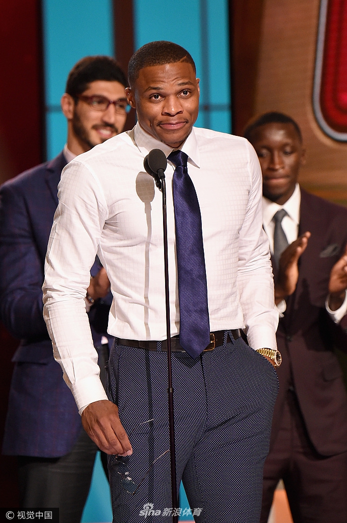 新科mvp威少泪洒颁奖礼