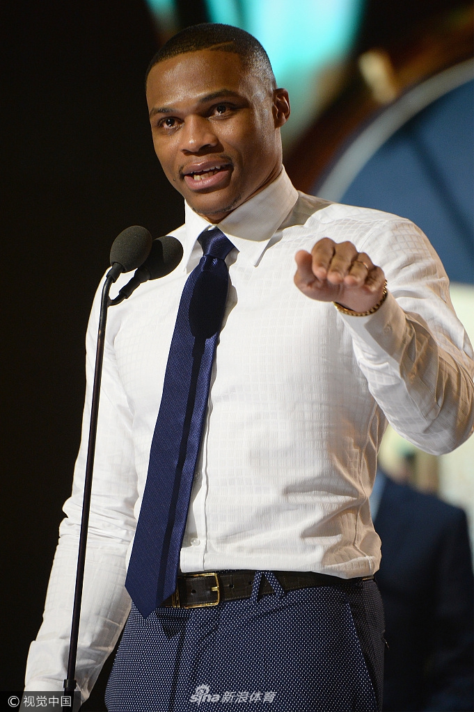 新科mvp威少泪洒颁奖礼