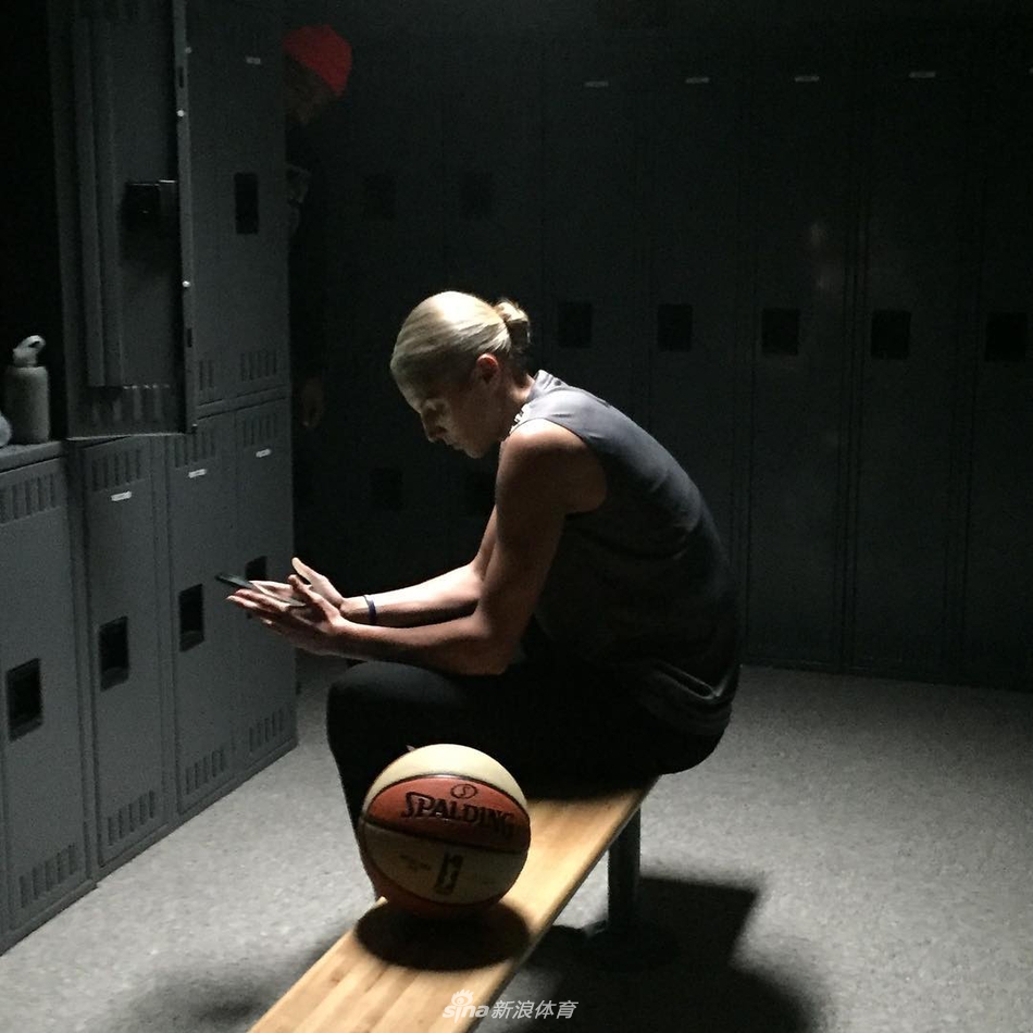 大图 全屏观看 7 / 16 效力于wnba芝加哥天空队的艾琳娜-戴尔-多恩曾