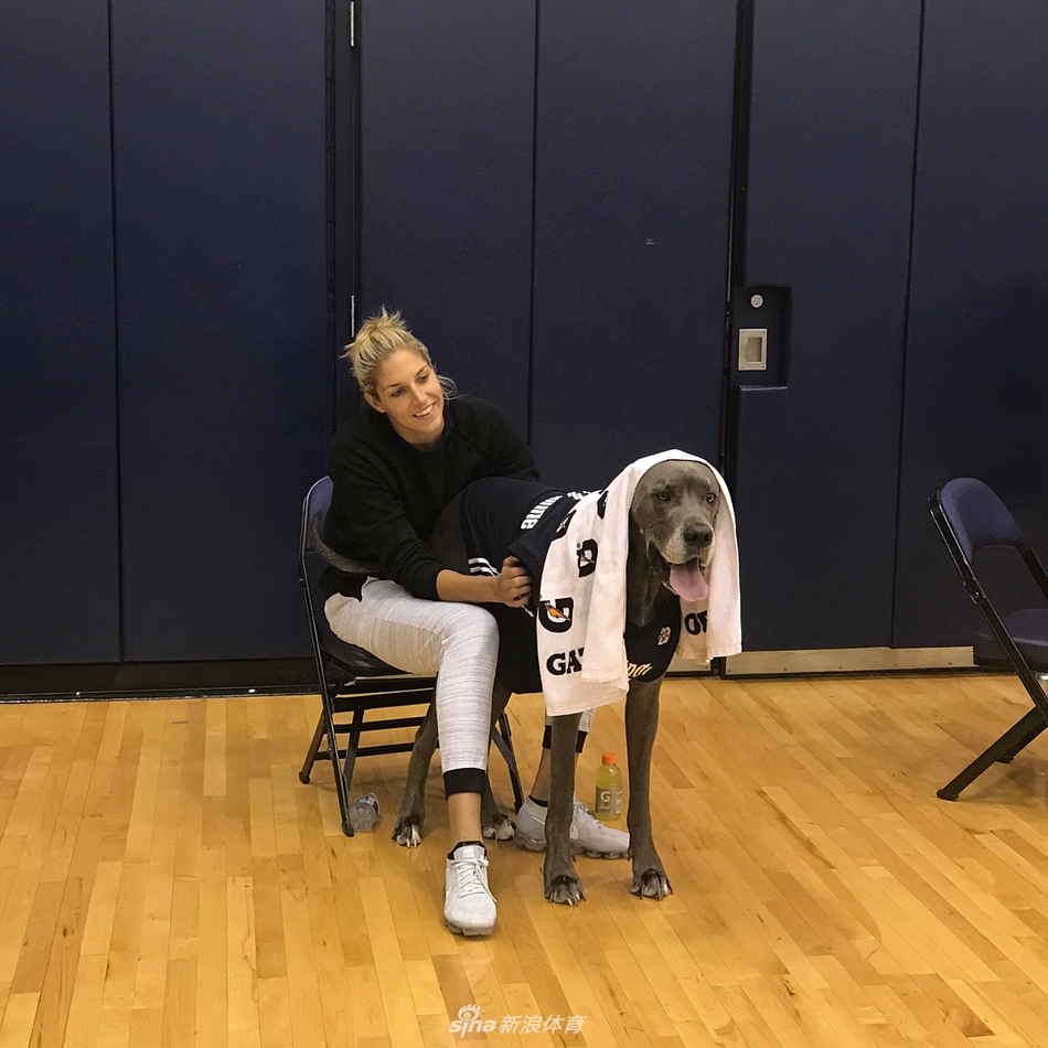 篮球女神为激励病患全裸出镜