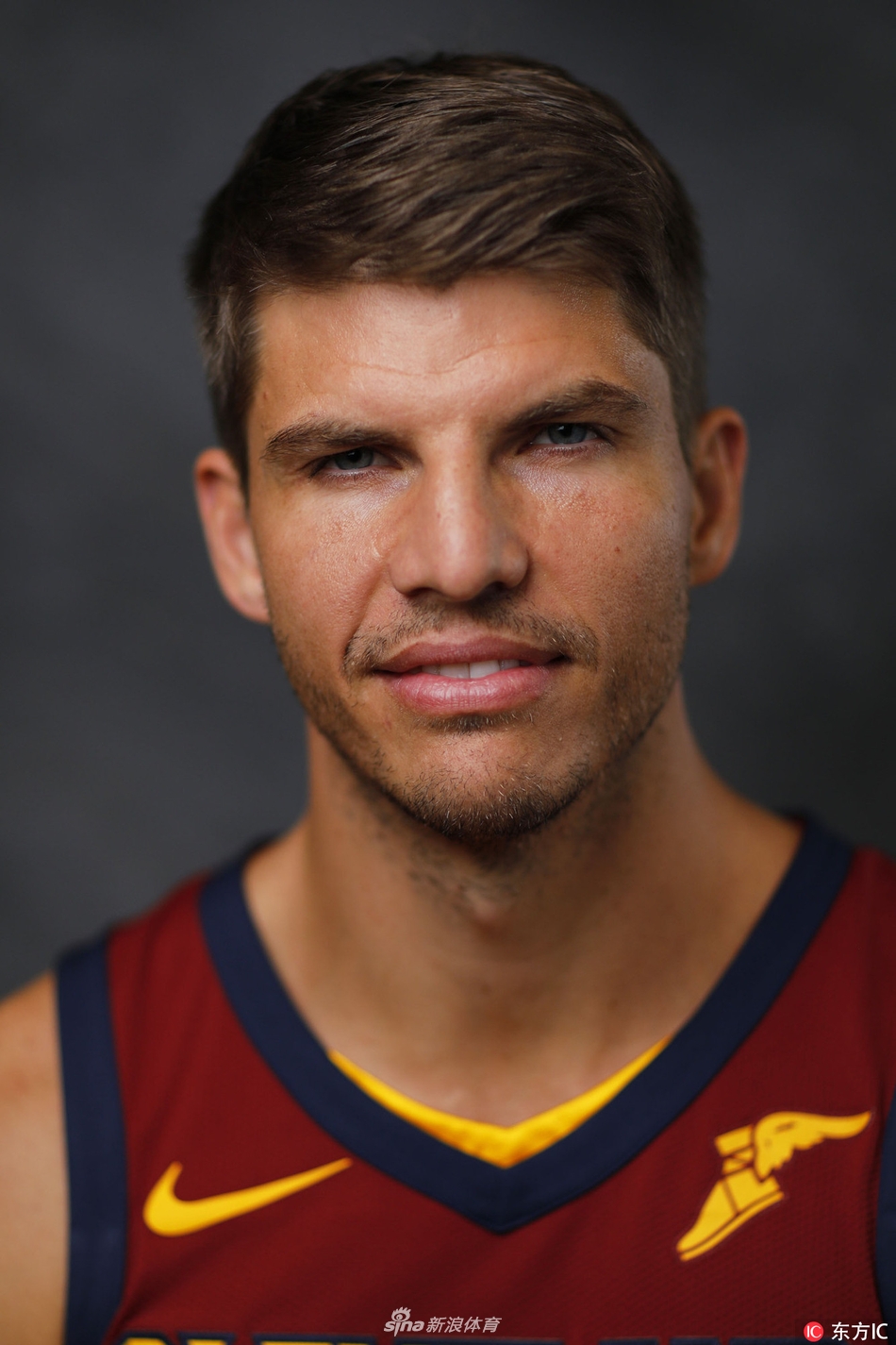 骑士媒体日 詹姆斯率全队亮相_高清图集_新浪网