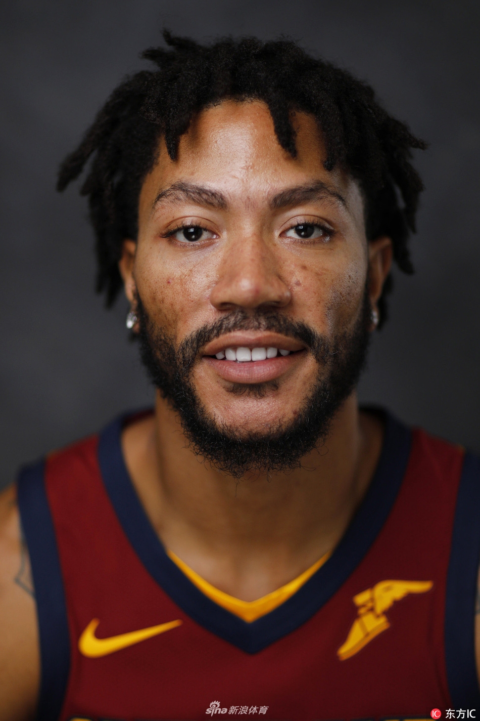 骑士媒体日 詹姆斯率全队亮相_高清图集_新浪网