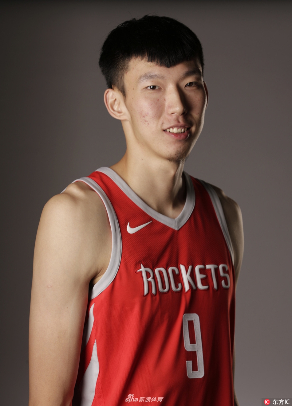 火箭媒体日周琦亮相_高清图集_新浪网