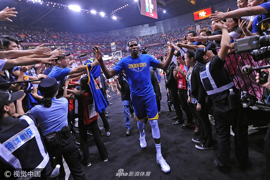 阿杜与球迷击掌