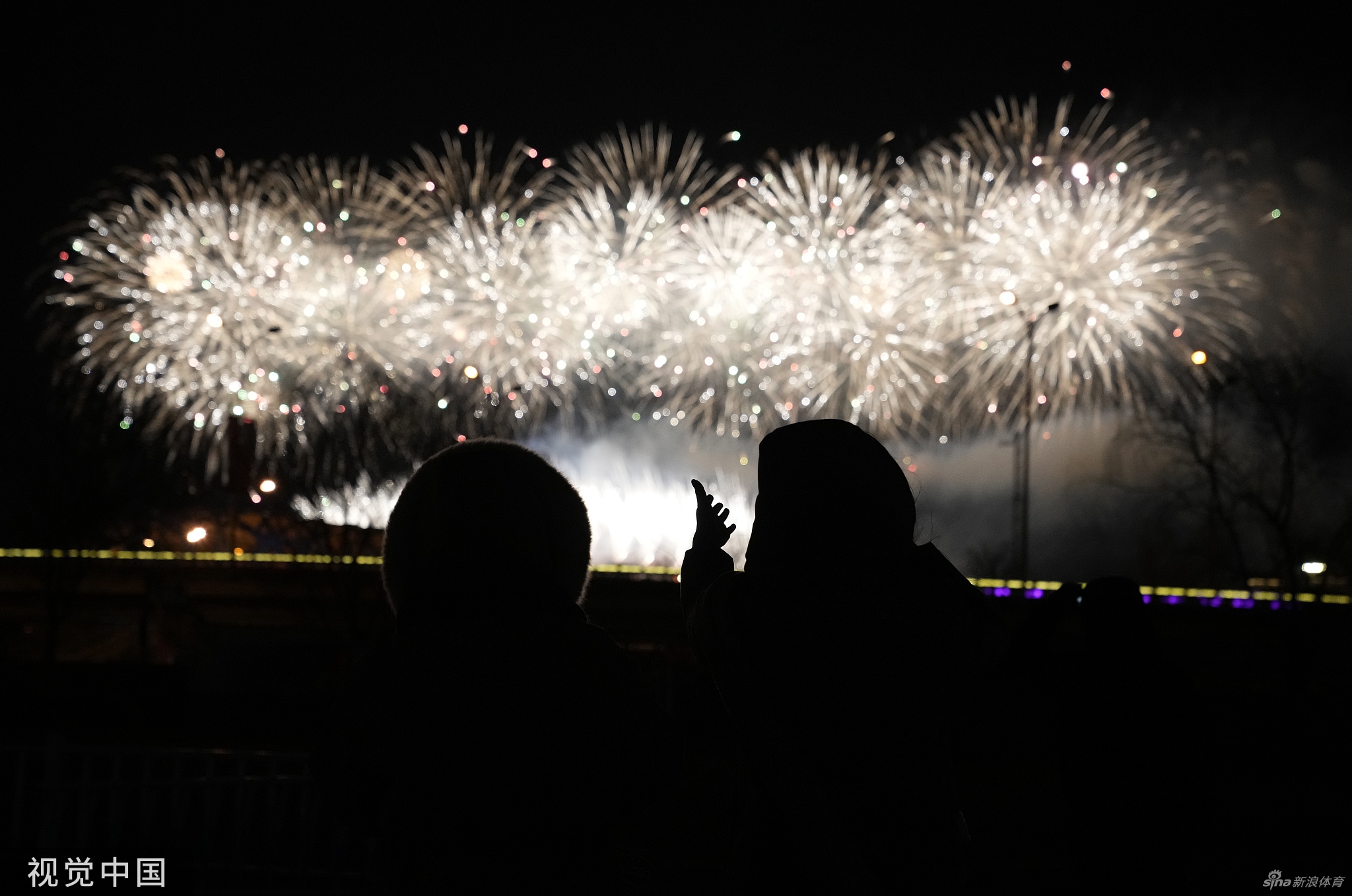 冬奥会闭幕式鸟巢场外烟花璀璨
