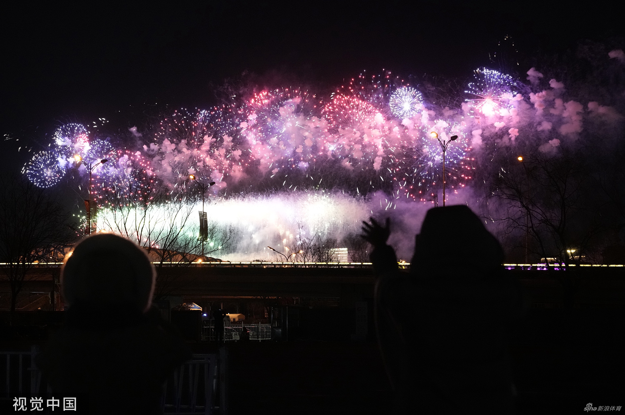 冬奥会闭幕式鸟巢场外烟花璀璨